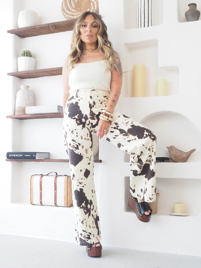 Calças de ganga estampado vaca com perna larga, estilo arrojado e confortável, perfeitas para o verão.