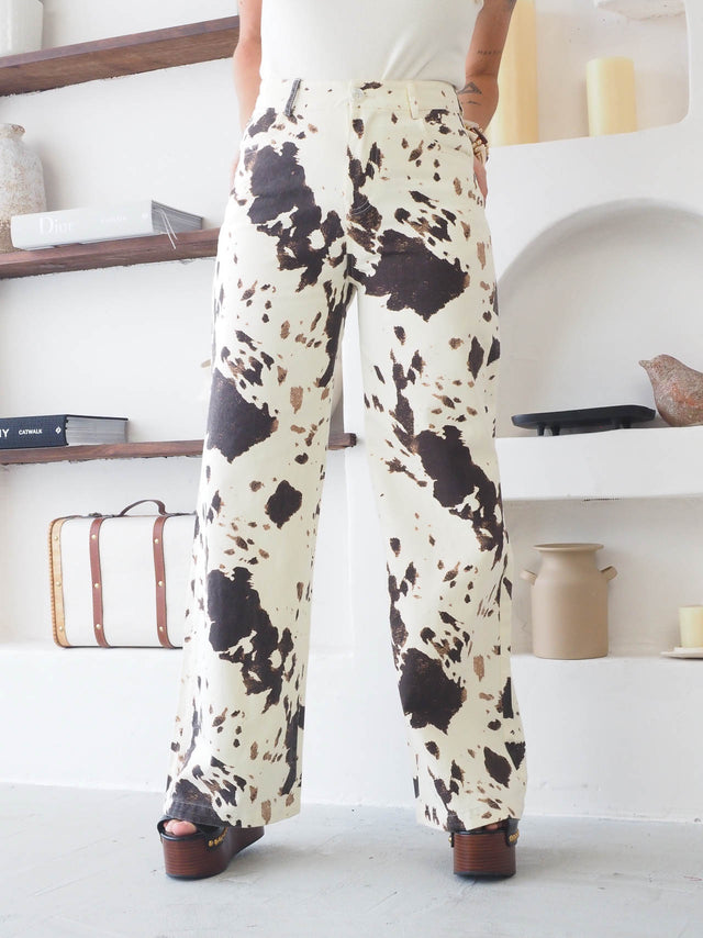 Calças de ganga estampado vaca com perna larga, ideal para um look arrojado e descontraído no verão.