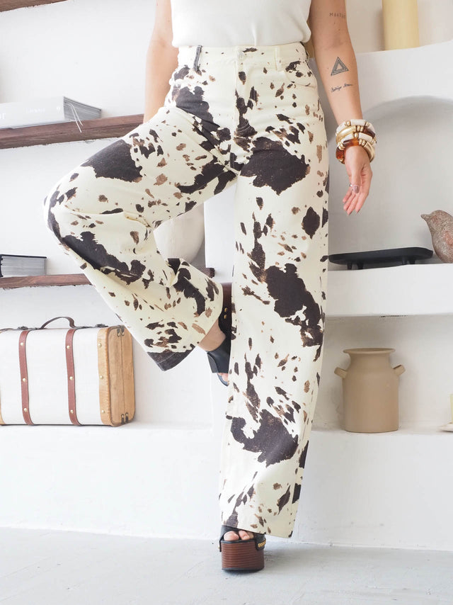 Calças de ganga estampado vaca em perna larga, perfeitas para um look divertido e arrojado no verão.