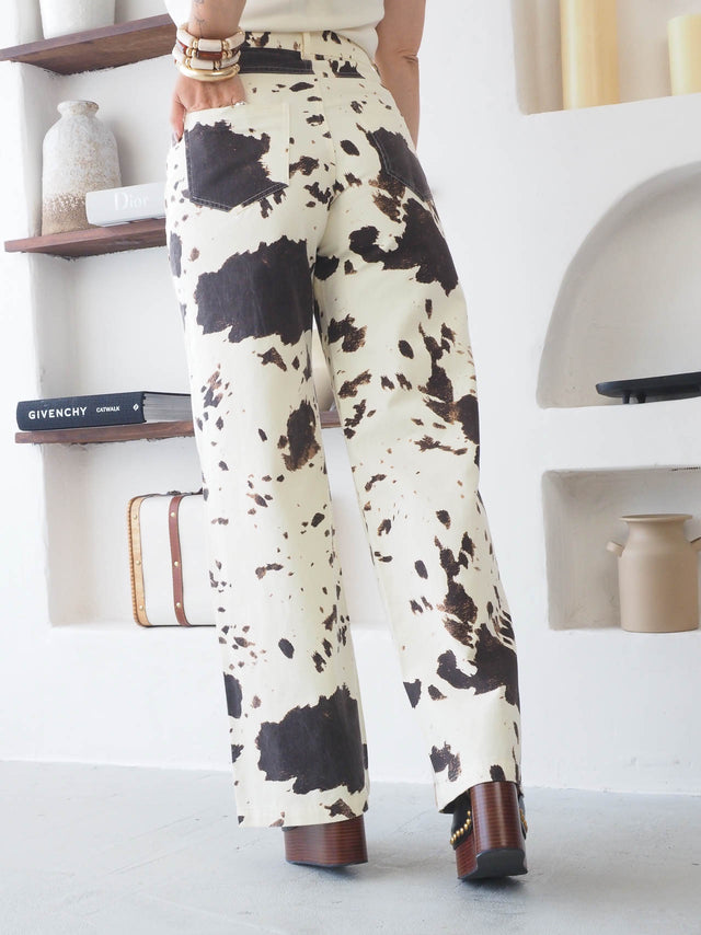 Calças de ganga estampa vaca, perna larga, confortáveis e práticas, perfeitas para looks de verão ousados.