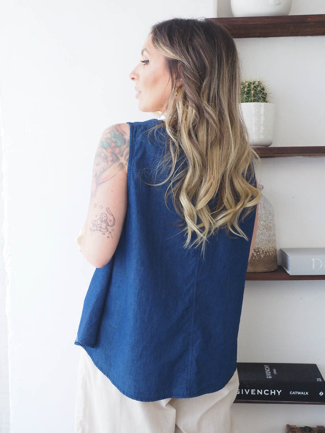 Top de ganga feminino azul com corte largo, perfeito para um look casual e descontraído de verão.