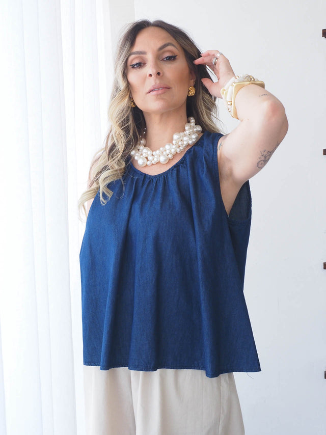 Top de ganga feminino com corte largo e gola redonda, ideal para um look casual moderno.