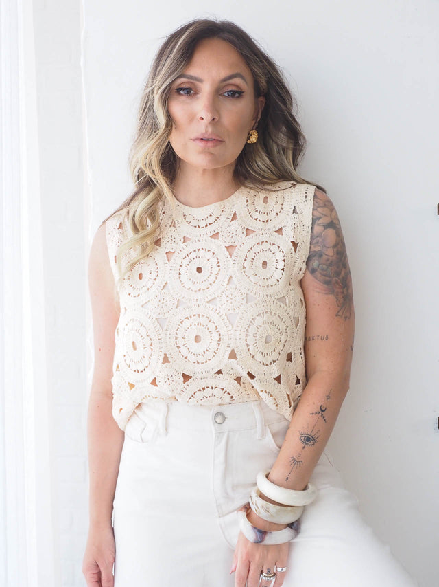 Top de crochet perfurado, leve e boémio, ideal para looks descontraídos e elegantes em dias de sol.