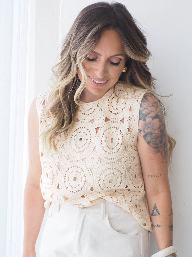 Top de crochet perfurado em tom claro, estilo boémio, ideal para ocasiões especiais e dias de sol.