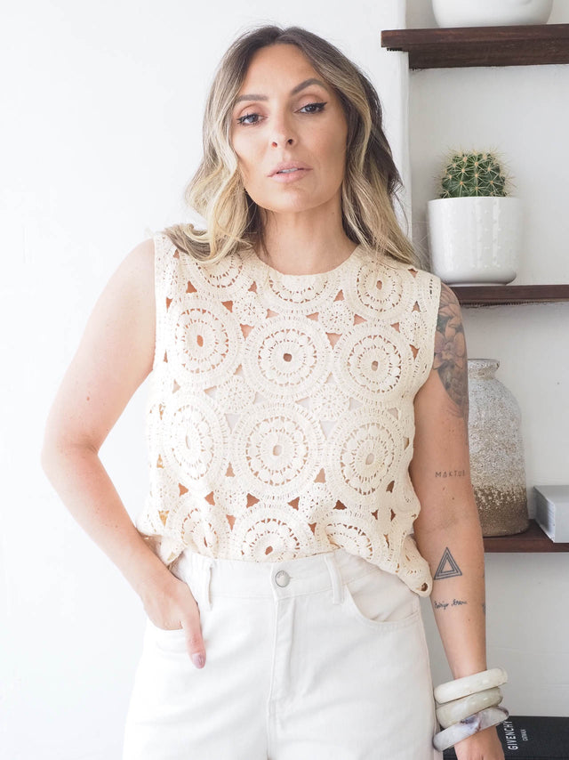 Top de crochet perfurado com design boémio, ideal para looks descontraídos em dias de sol.