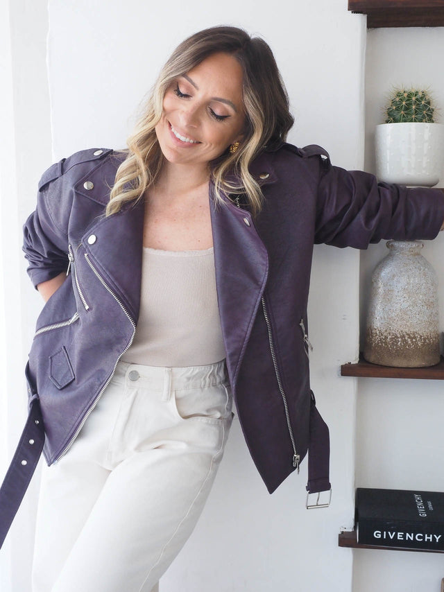 Blusão de ecopele com cinto, estilo moderno e sofisticado, ideal para looks urbanos e práticos.