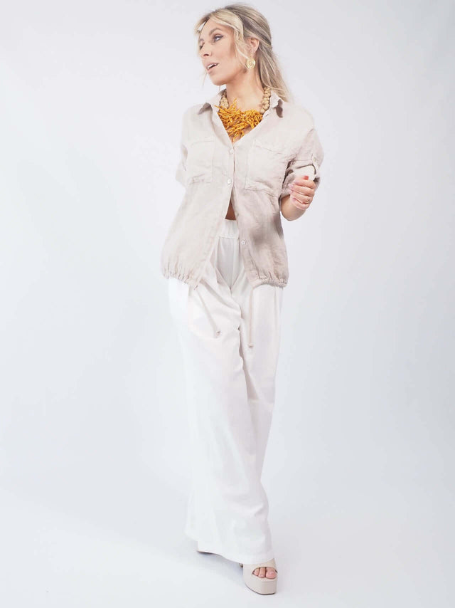 As camisas e blusas básicas são perfeitas para compor looks elegantes e sofisticados.