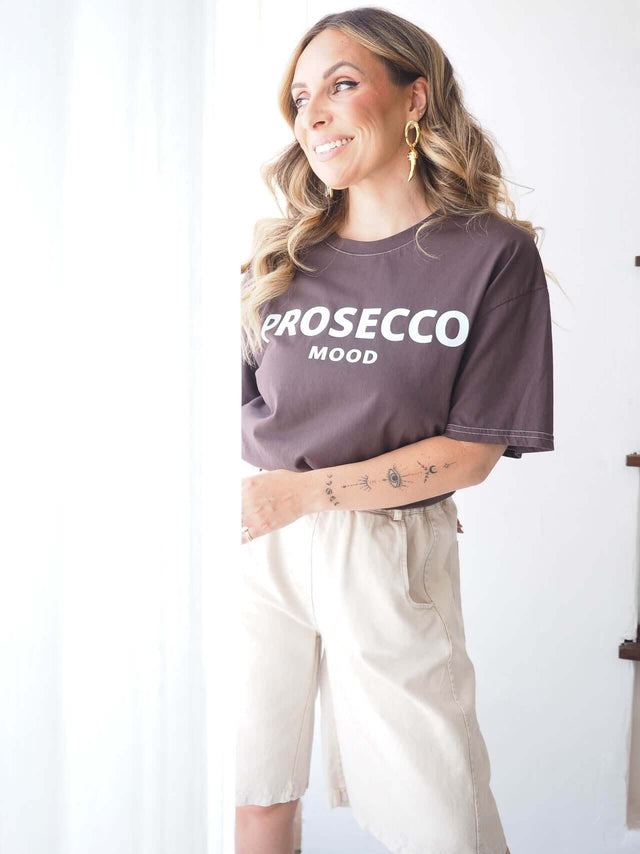T-shirt castanha com mensagem Prosecco Mood, vista de lado.
