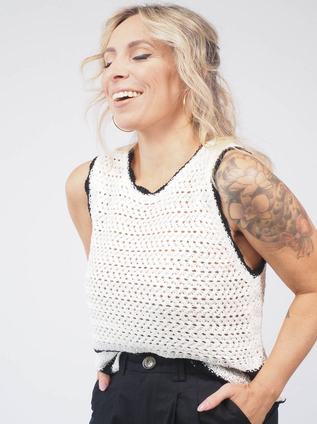 Adicione sofisticação ao seu guarda-roupa com este colete de malha