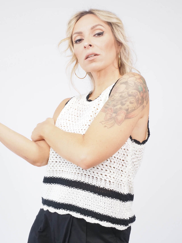 Um toque único de design: colete de malha com pormenor de riscas pretas