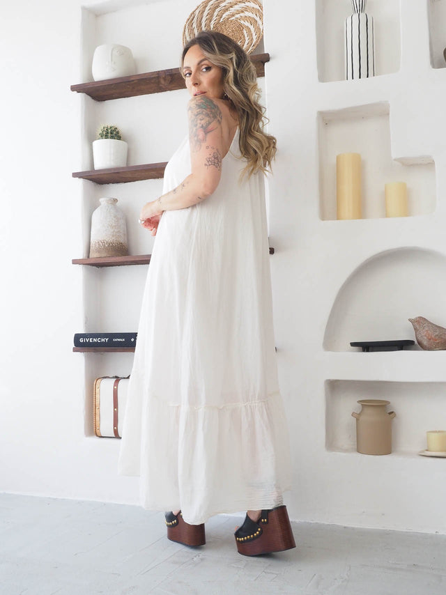 Modelo de vestido comprido de algodão, elegante e leve, ideal para verão e ocasiões especiais.