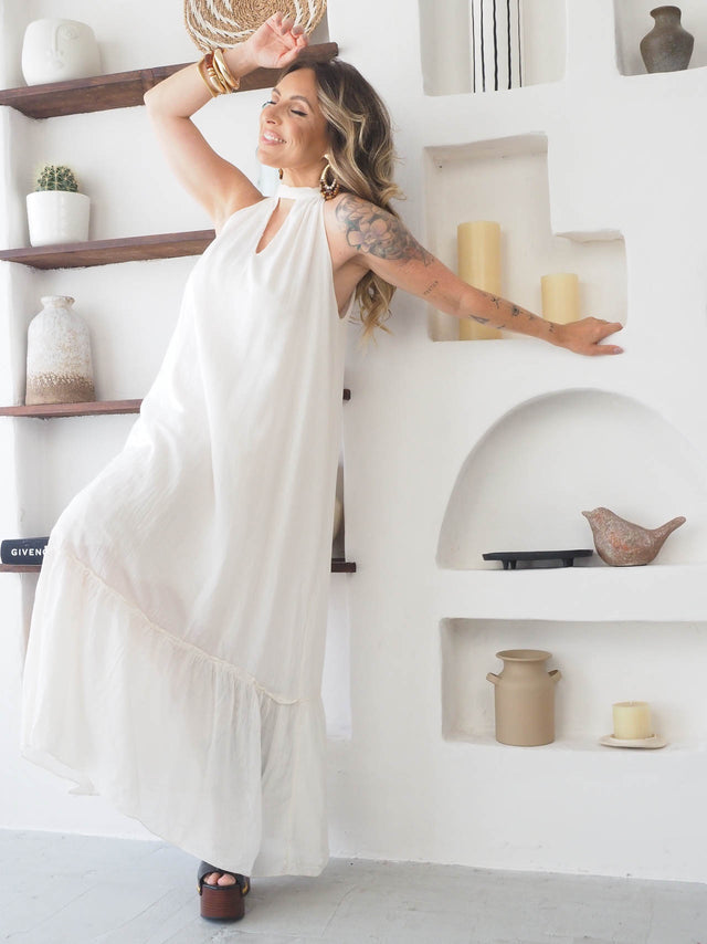 Mulher estilosa em vestido comprido de algodão, design halter elegante e confortável, perfeito para o verão.