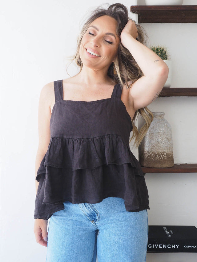 Top de linho feminino com folho, alças ajustáveis e decote redondo, ideal para looks de verão elegantes.