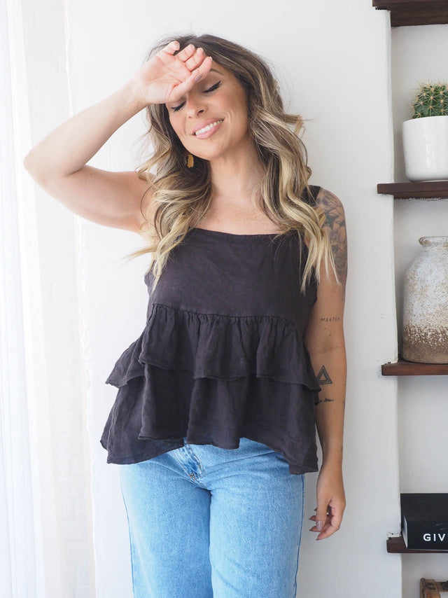 Top de linho feminino com folho, decote redondo e alças ajustáveis, ideal para looks de verão.