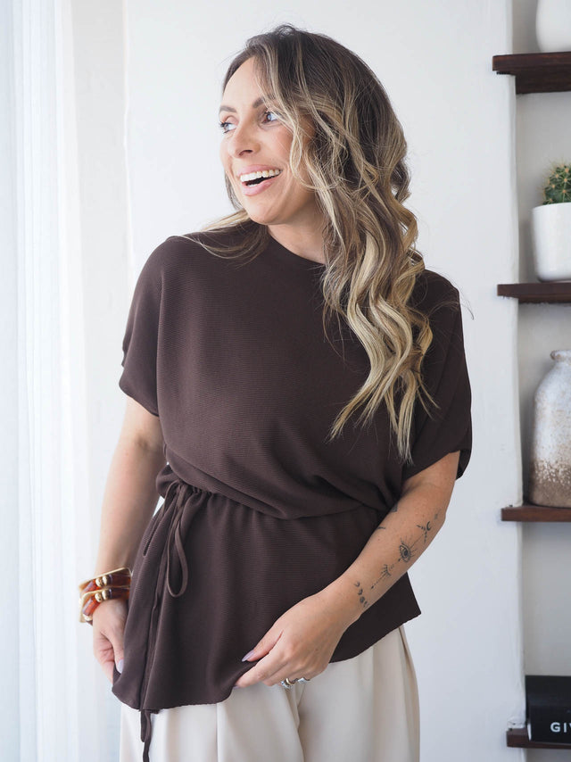 Camisola Malha Ajustável em tom castanho, confortável e versátil, ideal para dias quentes e looks modernos.