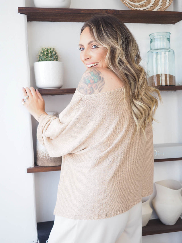 Camisola beige com brilho, elegante e confortável, ideal para looks casuais e sofisticados.