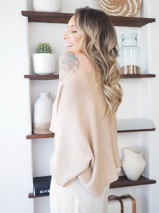 Camisola bege com brilho, conforto e elegância, perfeita para ocasiões casuais ou sofisticadas.