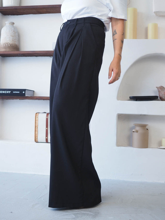 Calças com pregas pretas de cintura alta, elegância e conforto para um look sofisticado e funcional.