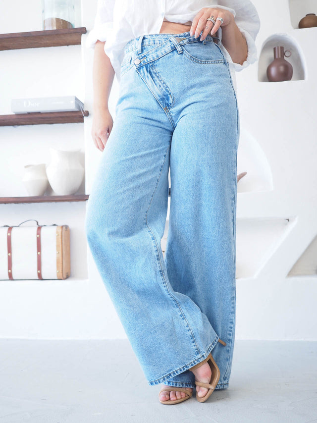Calças de ganga wide leg com cintura cruzada, estilo moderno e confortável para um look único.
