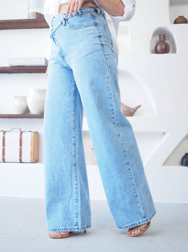 Calças de ganga wide leg cintura cruzada, modernas e elegantes, com ajuste perfeito e estilo único.