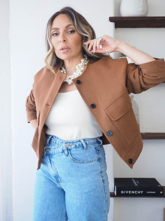 Casaco curto castanho com botões, ideal para looks elegantes e casuais-chic.