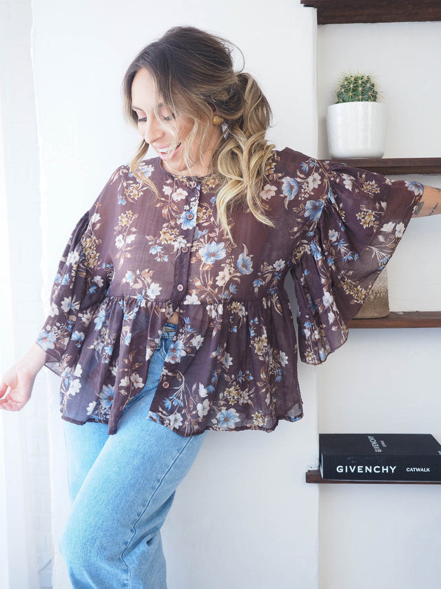 Blusa florida semi-transparente, romântica e leve, perfeita para um visual elegante e feminino.