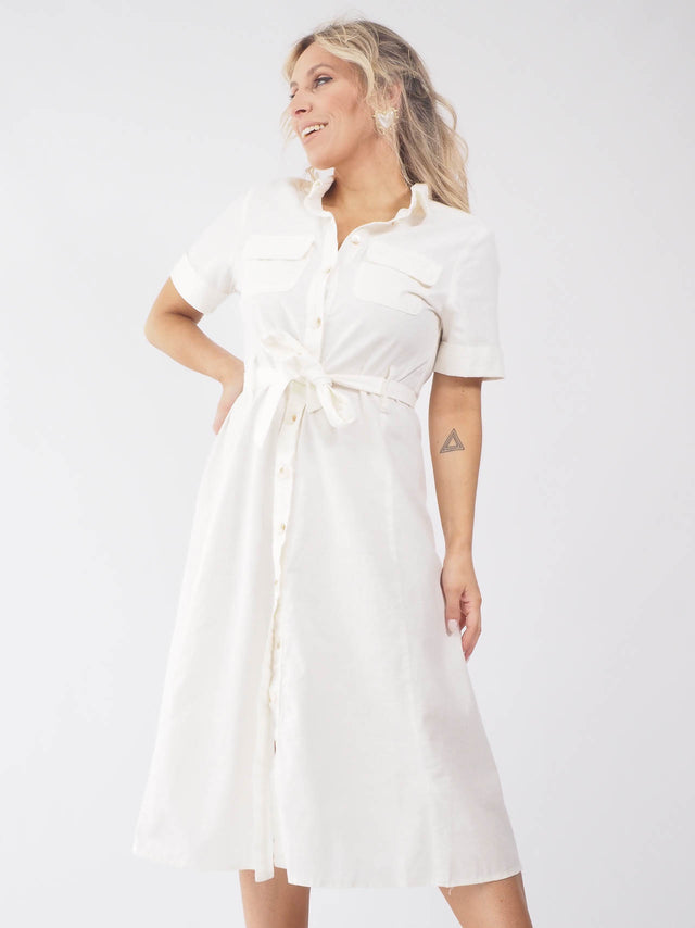 É um modelo de vestido que pode ser usado tanto no dia-a-dia quanto em eventos especiais.