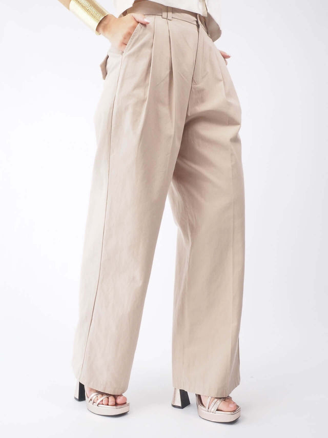 Perna larga, estilo calças palazzo, para um look elegante e moderno.
