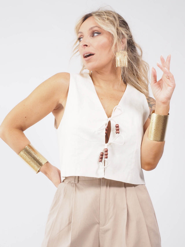 O design elegante do colete com missangas e manga cava