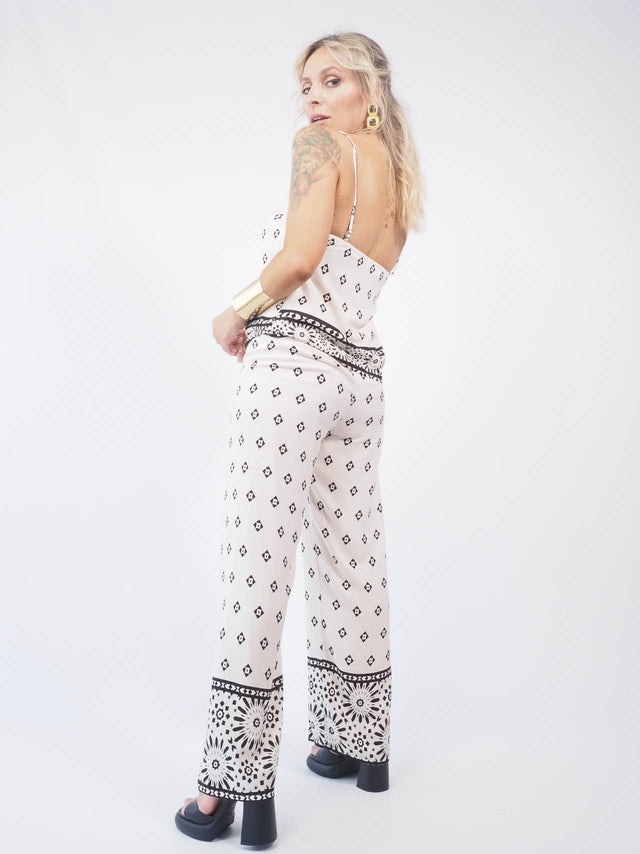 Conquiste um estilo único com este conjunto de top e calças estampadas de última tendência