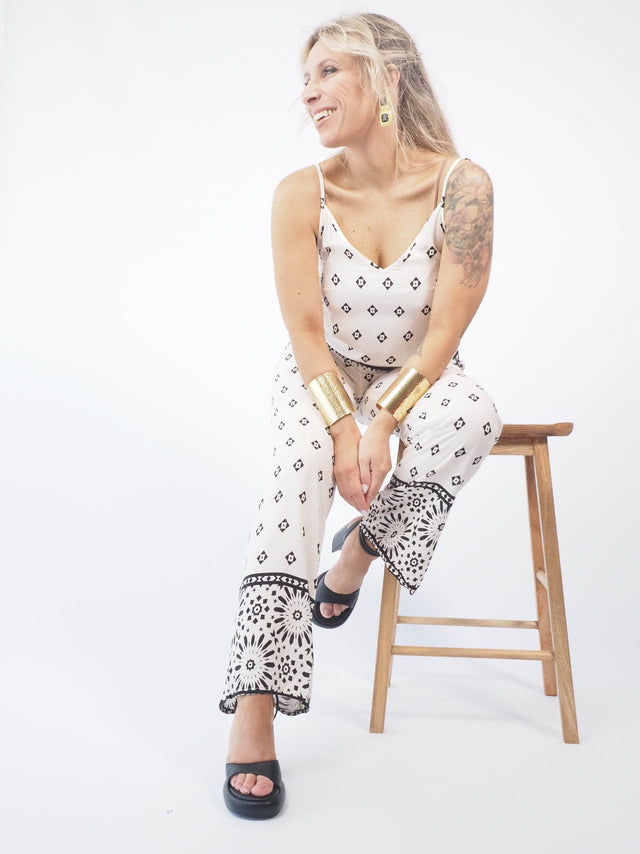 Conjunto de top e calças estampadas para um estilo moderno e sofisticado
