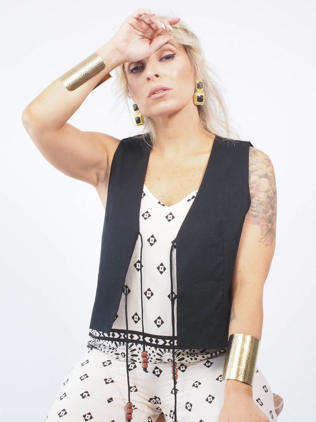 Adicione estilo e sofisticação ao seu guarda-roupa com este conjunto de top e calças estampadas
