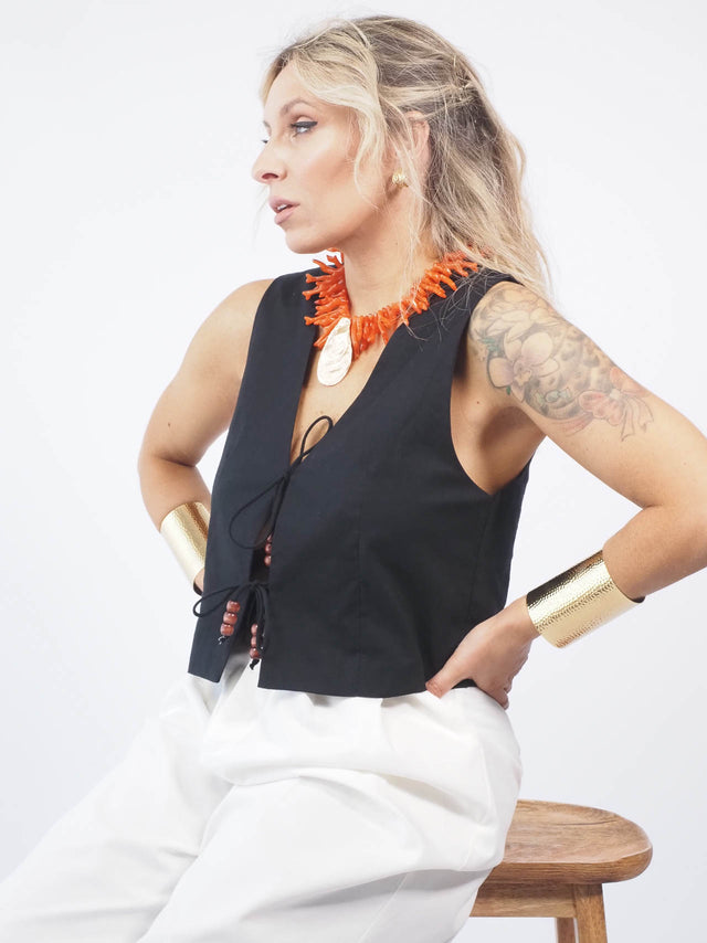 Colar feminino com pingente de concha dourada - Ideal para mulheres jovens que buscam acessórios femininos e modernos!