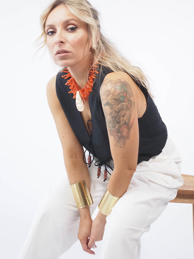 Ele pode ser combinado com diferentes peças de roupa, como camisas, blusas e vestidos, criando looks únicos e estilosos.
