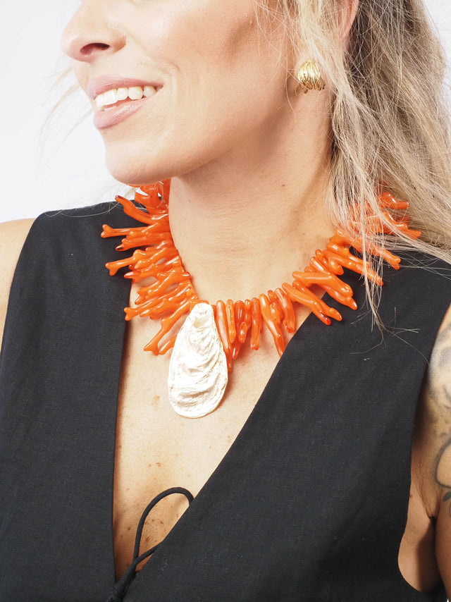 Colar de coral em resina - O destaque perfeito para mulheres modernas e elegantes!