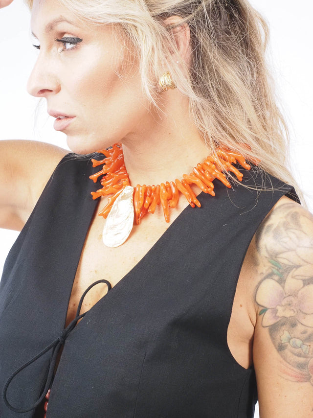 Colar de coral em resina com pingente de concha dourada - Adicione um toque de elegância ao seu visual!