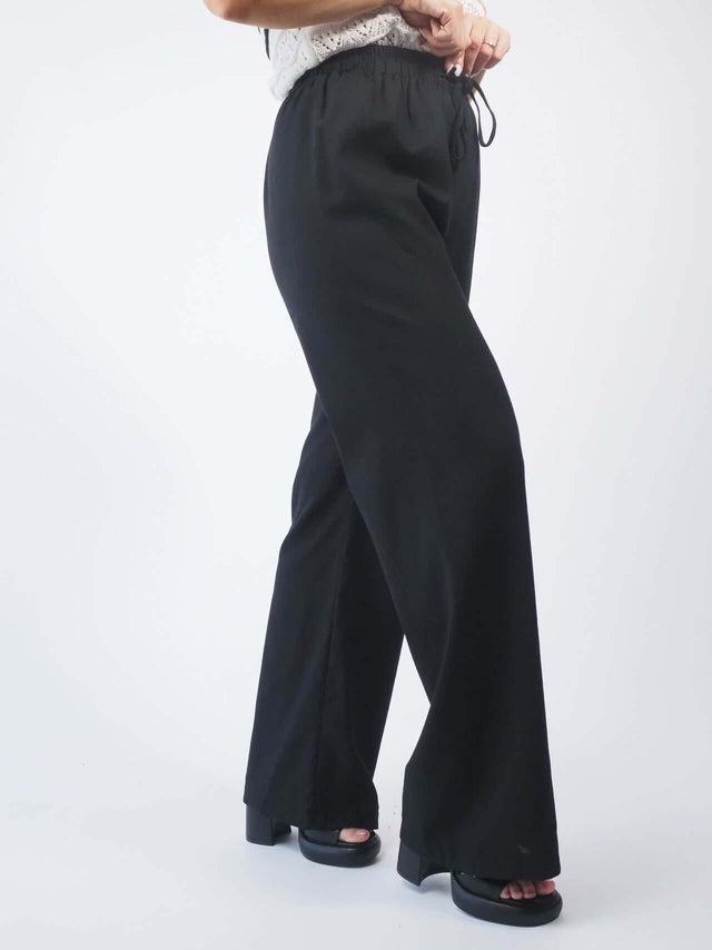 Combine as calças jogger com uma blusa estampada e tênis para um look casual e confortável.
