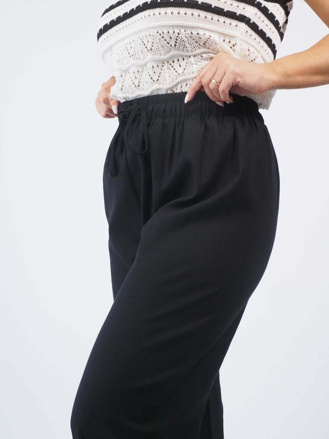 As calças jogger pretas são uma escolha elegante e moderna.