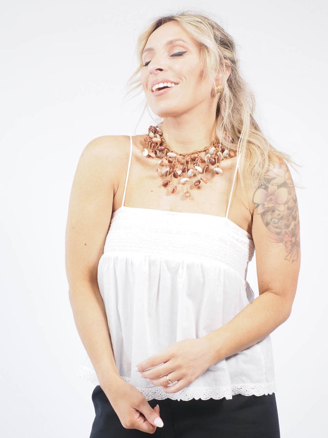 Adicione um toque de estilo ao seu look com o nosso colar com pendentes de beijinhos