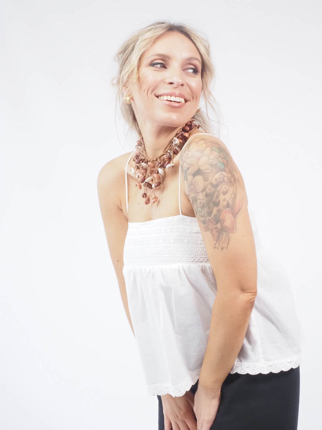 Top feminino delicado e elegante para mulheres modernas