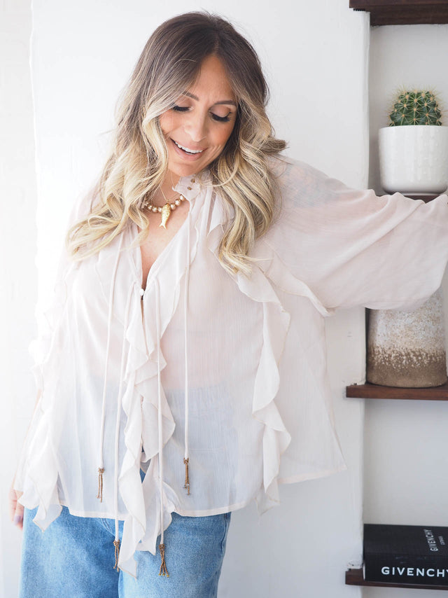 Blusa feminina com folhos em tecido fluído, ideal para looks elegantes na primavera e verão.
