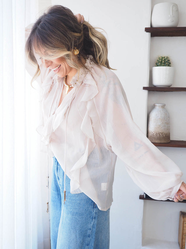 Blusa feminina com folhos, elegante e fluída, ideal para looks primaveris e de verão. Estilo sofisticado com jeans.