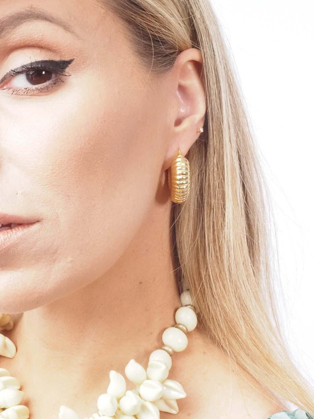 Descubra a elegância dos nossos brincos argola com efeito caracol