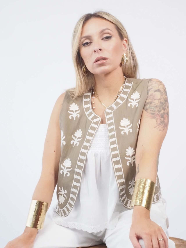 Brincos Únicos em Dourado com Fecho Seguro: Complete seu Visual com Classe