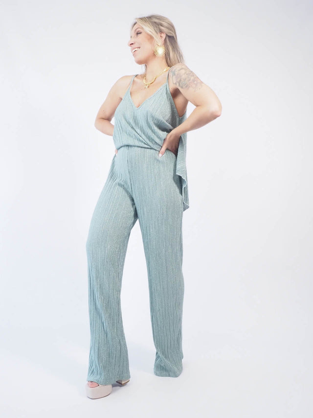 Dê um toque elegante ao seu visual com este conjunto de vestuário estampado
