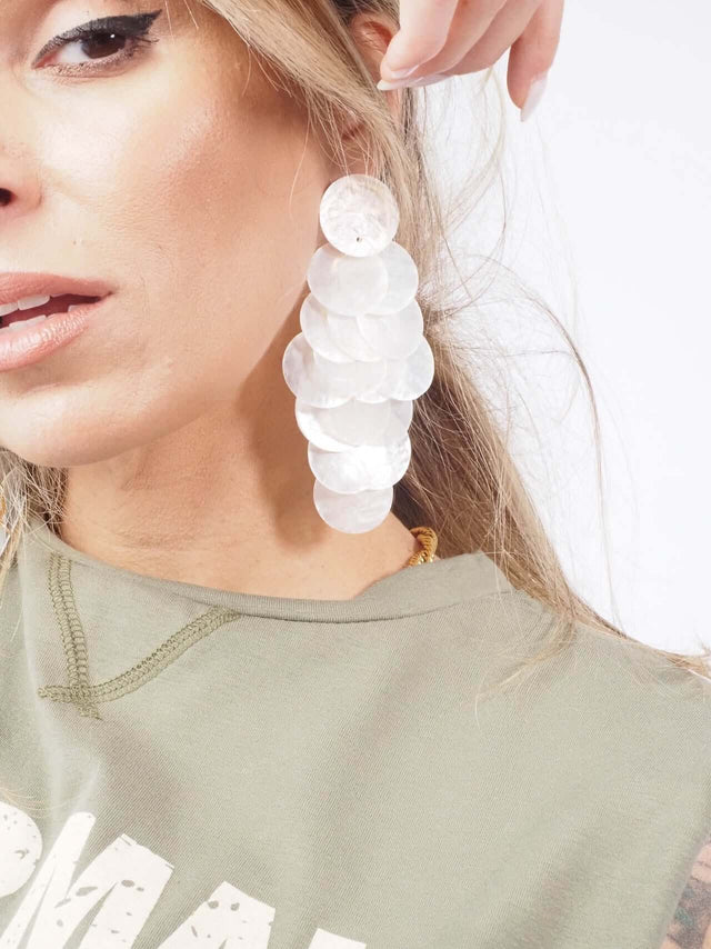Adicione um toque de glamour ao seu visual com estes brincos compridos