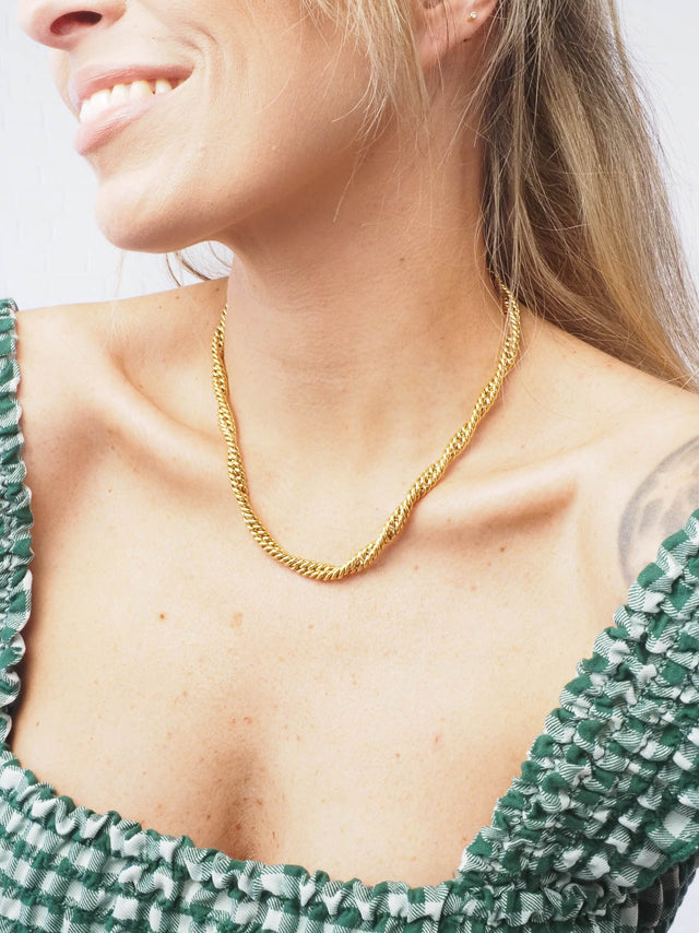 Colar de malha grossa com fecho dourado - Destaque em qualquer outfit