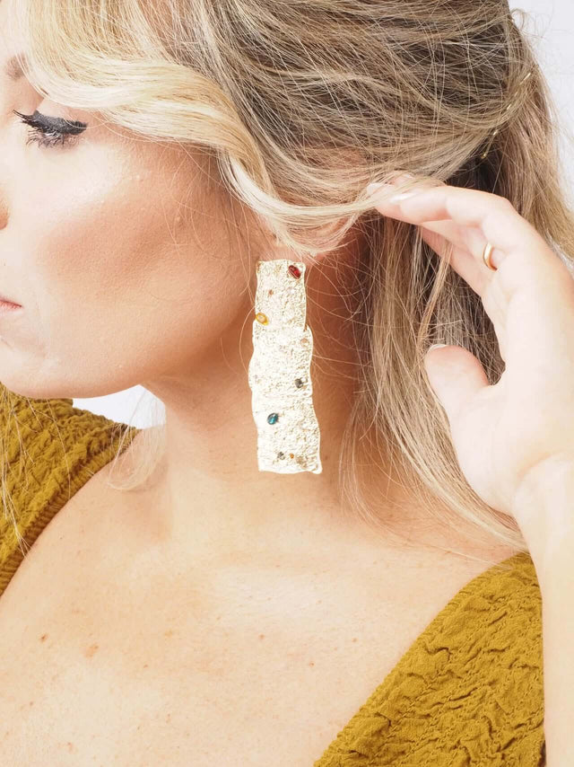 Elegância em cada detalhe: descubra nossos brincos dourados com pedras coloridas