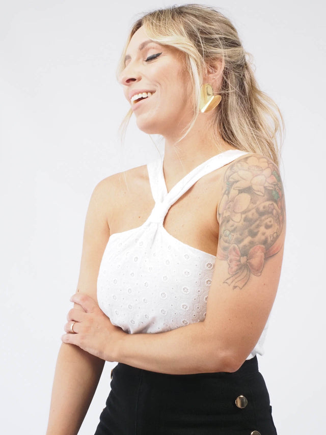 Top branco bordado: o toque de elegância que faltava no seu visual
