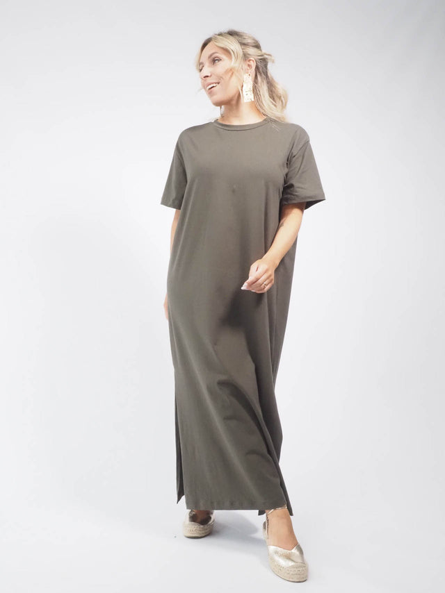 O vestido midi básico em algodão tem manga curta e gola redonda, proporcionando um estilo casual e confortável